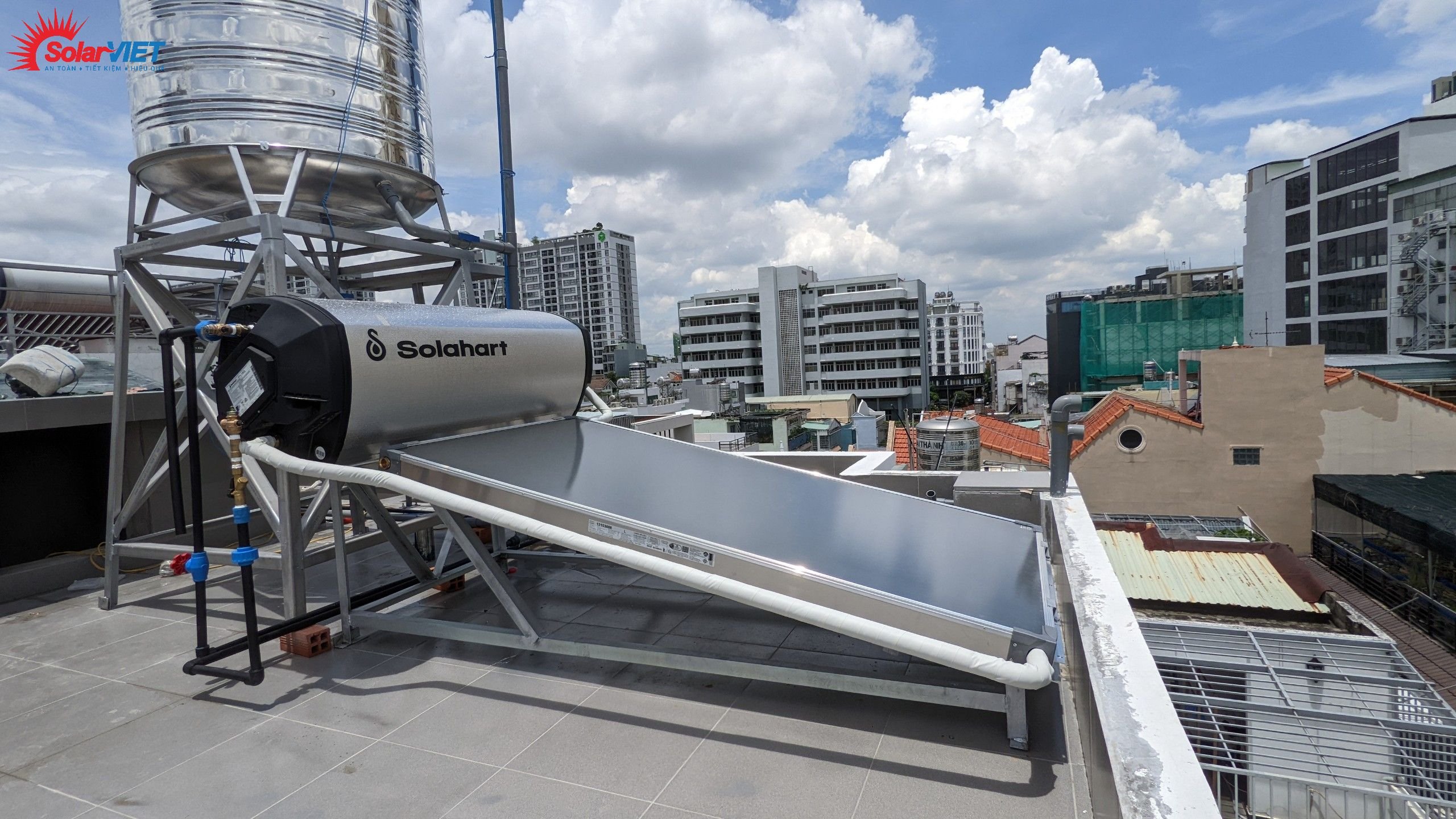 Solahart 180L Australia – Máy nước nóng năng lượng mặt trời tích hợp điện trở và cảm biến nhiệt an toàn.